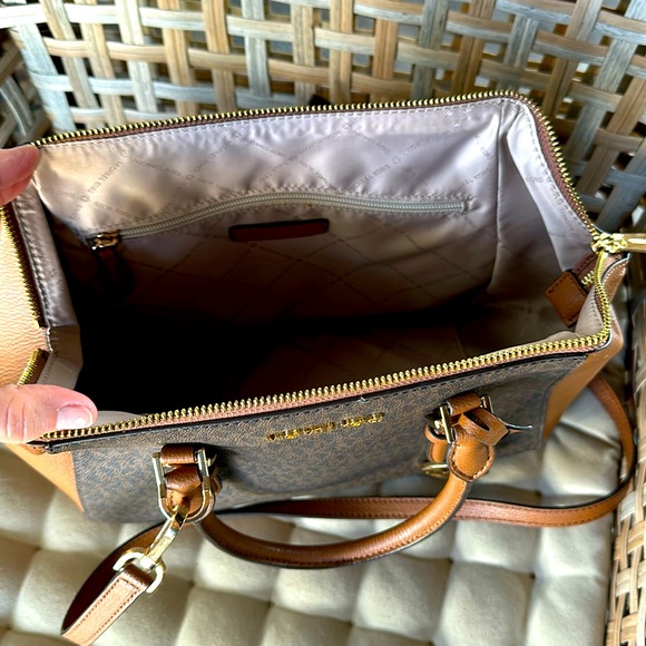 Michael Kors Handbag never used but no tags. - Picture 10 of 17